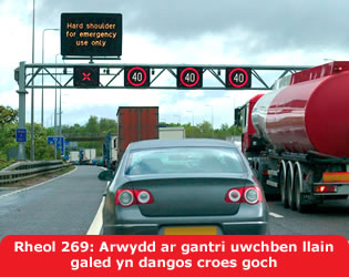 Rheol 269: Arwydd ar gantri uwchben llain galed yn dangos croes goch